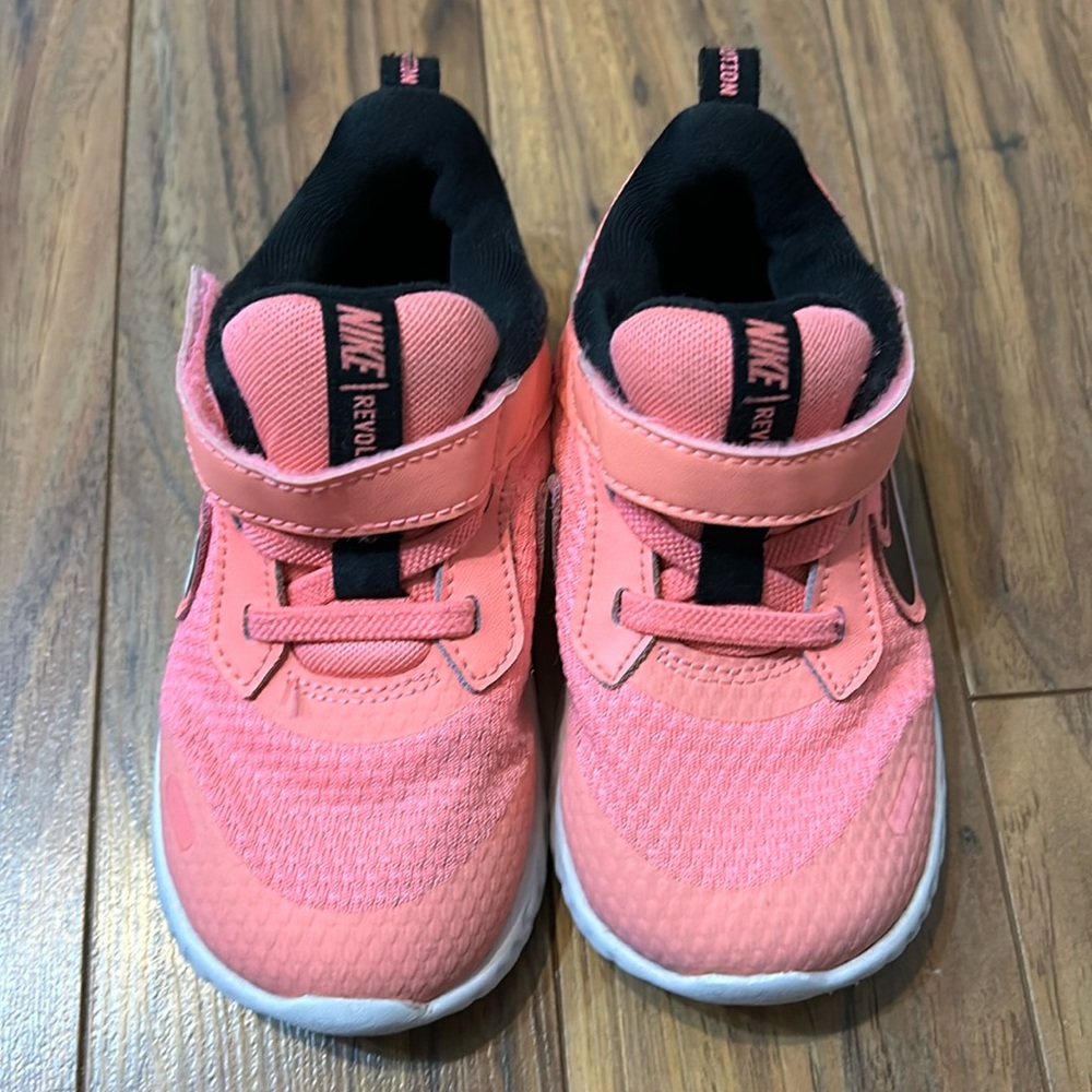 Adorable girls hot pink Nike shoes 9T